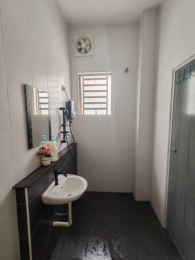Teluk Batik 17Paradisehome Private Pool Karaoke Snooker Bbq 15Pax Лумут Екстер'єр фото